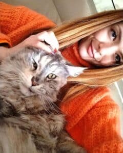 22 Adorable Maine Coons With Their Owners - MaineCoon.org