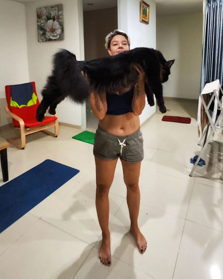 22 Adorable Maine Coons With Their Owners - MaineCoon.org